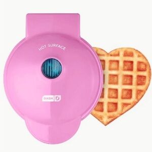 New Dash pink heart waffle maker, perfect for Valentines Day, never used!